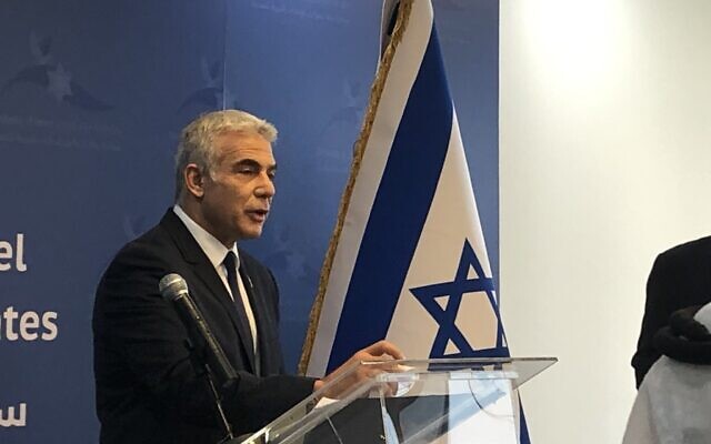 Le ministre des Affaires étrangères Yair Lapid s'exprime lors de l'inauguration de l'ambassade d'Israël à Abu Dhabi, le 29juin 2021. (Crédit : Lazar Berman/Times of Israel) Le ministre des Affaires étrangères Yair Lapid s'exprime lors de l'inauguration de l'ambassade d'Israël à Abu Dhabi, le 29juin 2021. (Crédit : Lazar Berman/Times of Israel)