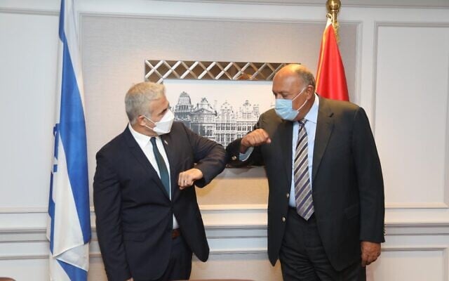 Le ministre des Affaires étrangères Yair Lapid rencontre son homologue égyptien Sameh Shoukry à Bruxelles, le 11 juillet 2021.(Crédit : Gabi Farkash, GPO) 