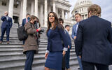 La représentante Lauren Boebert du Colorado, au centre, sourit après avoir rejoint d'autres nouveaux membres républicains de la Chambre pour une photo de groupe au Capitole à Washington, le 4 janvier 2021.(Crédit : AP Photo/J. Scott Applewhite)