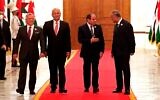 De gauche à droite, le roi de Jordanie Abdallah II, le président irakien Barham Salih, le président égyptien Abdel Fattah el-Sissi et le Premier ministre irakien Mustafa al-Kadhimi, se préparent à se rencontrer au palais présidentiel de Bagdad, en Irak, le 27 juin 2021. (Crédit : AP Photo/KhalidMohammed) 