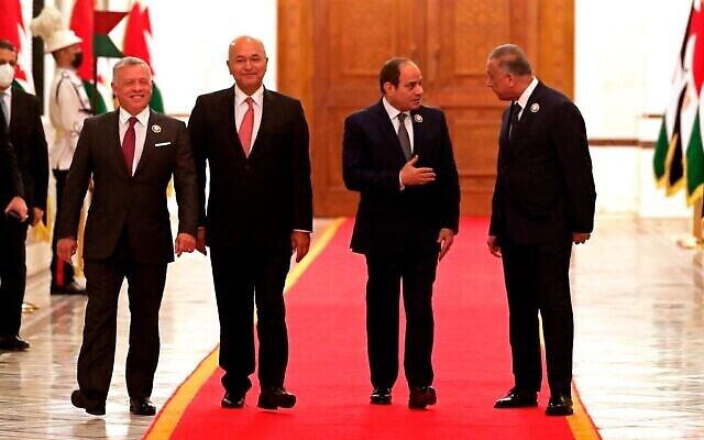 De gauche à droite, le roi de Jordanie Abdallah II, le président irakien Barham Salih, le président égyptien Abdel Fattah el-Sissi et le Premier ministre irakien Mustafa al-Kadhimi, se préparent à se rencontrer au palais présidentiel de Bagdad, en Irak, le 27 juin 2021. (Crédit : AP Photo/KhalidMohammed) De gauche à droite, le roi de Jordanie Abdallah II, le président irakien Barham Salih, le président égyptien Abdel Fattah el-Sissi et le Premier ministre irakien Mustafa al-Kadhimi, se préparent à se rencontrer au palais présidentiel de Bagdad, en Irak, le 27 juin 2021. (Crédit : AP Photo/KhalidMohammed)