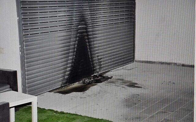 Les conséquences des incendies causés sur le site de l'incident à Lod. (Crédit : Police israélienne)