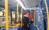 Un homme lance des injures antisémites à un homme juif à Londres, le 3 juillet 2021. (Crédit : capture d'écran via Twitter)