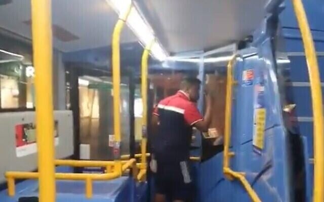 Un homme lance des injures antisémites à un homme juif à Londres, le 3 juillet 2021. (Crédit : capture d'écran via Twitter)