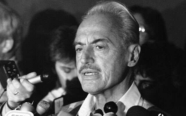 Cette photo d'archive du 16 juillet 1981 montre le leader du syndicat du baseball américain, Marvin Miller, s'adressant aux journalistes après avoir rejeté une proposition visant à mettre fin à une grève du baseball, à New York. (Crédit : AP Photo/Howard, File)
