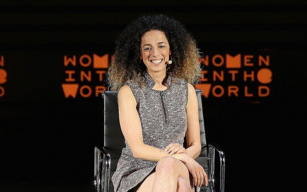 Sur cette photo d'archives prise, la journaliste Masih Alinejad prend la parole sur scène lors du 7e sommet annuel de Women In The World au Lincoln Center à New York, le 7 avril 2016. (Crédit : Jemal Countess/GETTY IMAGES NORTH AMERICA/AFP) Sur cette photo d'archives prise, la journaliste Masih Alinejad prend la parole sur scène lors du 7e sommet annuel de Women In The World au Lincoln Center à New York, le 7 avril 2016. (Crédit : Jemal Countess/GETTY IMAGES NORTH AMERICA/AFP)