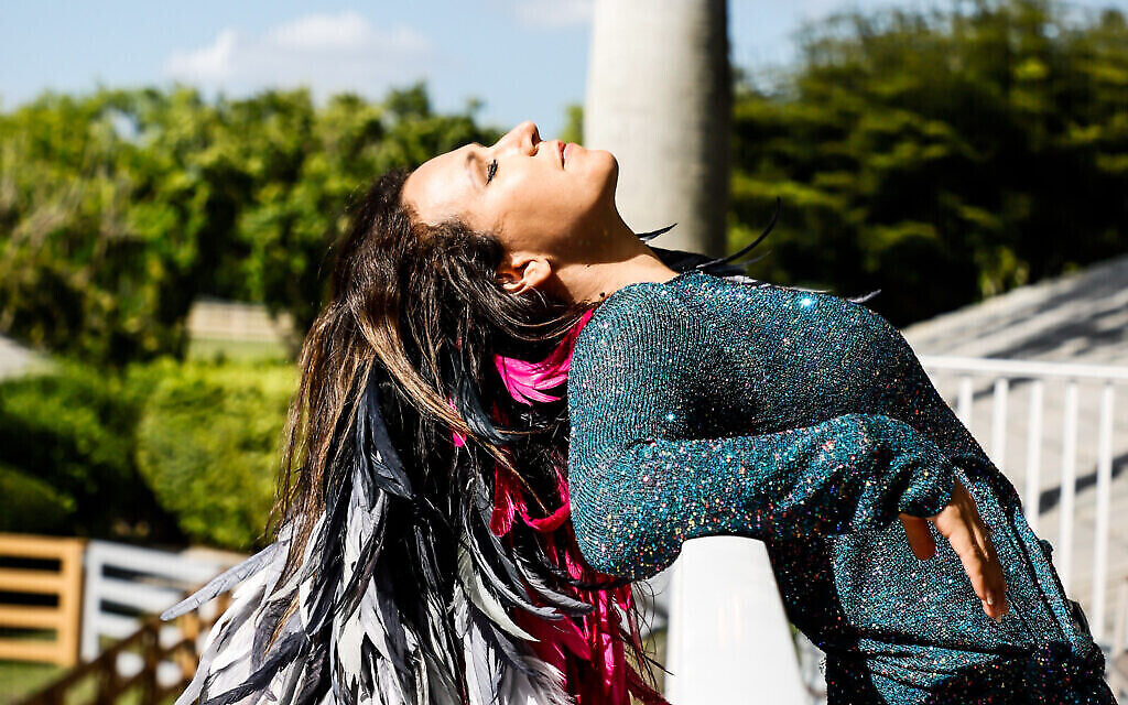 Dani G. Waldman et ses plumes dans les cheveux. (Autorisation)