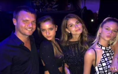 L'agent de mannequins israélien Shay Avital est vu avec un certain nombre de ses clients. (Crédit : capture d'écran: la Treizième Chaîne)