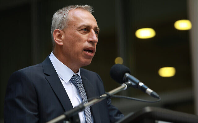 Le directeur général du ministère de la Santé, Nachman Ash, s'exprime dans son bureau à Jérusalem, le 13 juillet 2021. (Crédit : Flash90)