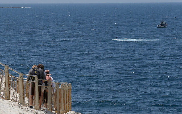 Des bateaux de la marine israélienne vus depuis Rosh Hanikra, à la frontière entre Israël et le Liban, dans le nord d'Israël, le 4 mai 2021. (Crédit : Jamal Awad/Flash90)
