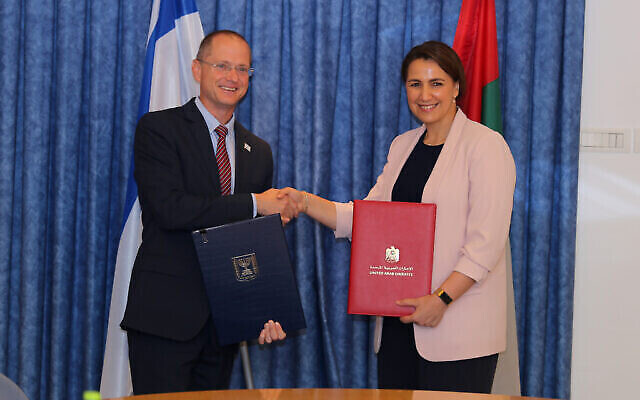 Le ministre de l'Agriculture Oded Forer et la ministre de la Sécurité alimentaire et de l'eau des EAU Mariam Al-Muhairi signent un accord à Tel Aviv le 13 juillet 2021. (Crédit : Moshe Hermon/GPO) Le ministre de l'Agriculture Oded Forer et la ministre de la Sécurité alimentaire et de l'eau des EAU Mariam Al-Muhairi signent un accord à Tel Aviv le 13 juillet 2021. (Crédit : Moshe Hermon/GPO)