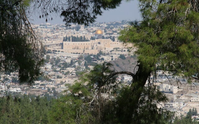 Une vue de la vieille ville depuis le sentier Goldman de Jérusalem, qui fait partie de la promenade Armon Hantaziv. (Crédit : Shmuel Bar-Am)