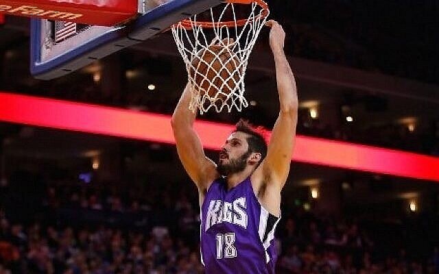 Omri Casspi #18 des Sacramento Kings fait un dunk avec le ballon sur Stephen Curry #30 des Golden State Warriors à l'ORACLE Arena le 28 décembre 2015, à Oakland, en Californie. (Crédit : Ezra Shaw/Getty Images/AFP)