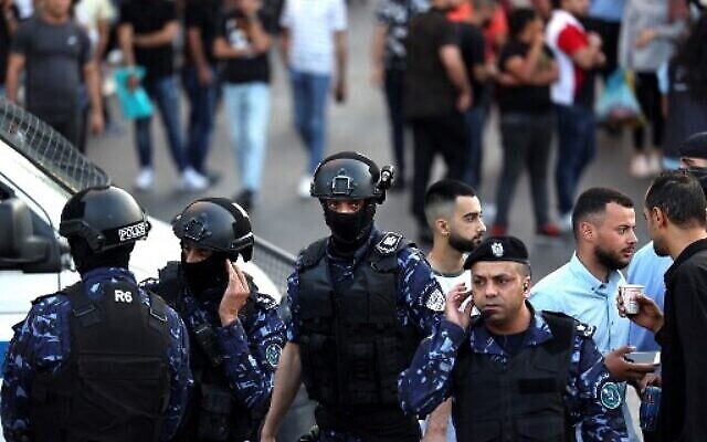 La police palestinienne empêche les manifestants de se rassembler dans la ville de Ramallah, en Cisjordanie, avant une manifestation prévue contre l'Autorité palestinienne, le 5 juillet 2021 (Crédit: ABBAS MOMANI / AFP). 