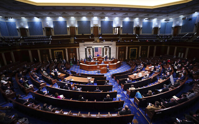 Illustration : Sur cette photo du 6 janvier 2021, la présidente de la Chambre des représentants, Nancy Pelosi,  prend la parole dans la salle de la Chambre. (Crédit : Jim Lo Scalzo/Pool via AP)