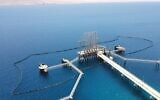 Le barrage pétrolier de l'Europe Asia Pipeline Company à Eilat, conçu pour attraper toute éventuelle marée noire avant qu'elle ne se répande plus largement dans la mer. (Crédit : Autorisation de l'EAPC)