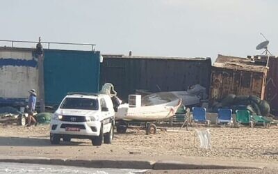 La police pendant une opération de recherche et de sauvetage d'un adolescent emporté par la mer au large de Hadera, le 5 juillet 2021. (Crédit : Police israélienne)