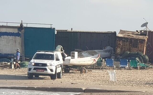 La police pendant une opération de recherche et de sauvetage d'un adolescent emporté par la mer au large de Hadera, le 5 juillet 2021. (Crédit : Police israélienne)