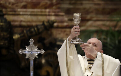 Sur cette photo d'archive du jeudi 1er avril 2021,le pape François célèbre une messe dans la basilique Saint-Pierre, au Vatican. Au cours de la messe, le pontife bénit une quantité symbolique d'huile qui sera utilisée pour administrer les sacrements pendant l'année. Le pape François a pris des mesures sévères contre la diffusion de l'ancienne messe en latin le vendredi 16 juillet 2021, revenant sur l'une des décisions phares du pape Benoît XVI dans un défi majeur aux catholiques traditionalistes. (Crédit  : APPhoto/Andrew Medichini)