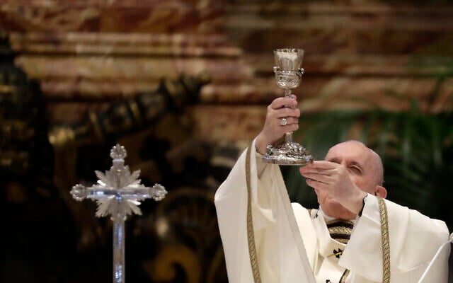 Sur cette photo d'archive du jeudi 1er avril 2021,le pape François célèbre une messe dans la basilique Saint-Pierre, au Vatican. Au cours de la messe, le pontife bénit une quantité symbolique d'huile qui sera utilisée pour administrer les sacrements pendant l'année. Le pape François a pris des mesures sévères contre la diffusion de l'ancienne messe en latin le vendredi 16 juillet 2021, revenant sur l'une des décisions phares du pape Benoît XVI dans un défi majeur aux catholiques traditionalistes. (Crédit : APPhoto/Andrew Medichini) Sur cette photo d'archive du jeudi 1er avril 2021,le pape François célèbre une messe dans la basilique Saint-Pierre, au Vatican. Au cours de la messe, le pontife bénit une quantité symbolique d'huile qui sera utilisée pour administrer les sacrements pendant l'année. Le pape François a pris des mesures sévères contre la diffusion de l'ancienne messe en latin le vendredi 16 juillet 2021, revenant sur l'une des décisions phares du pape Benoît XVI dans un défi majeur aux catholiques traditionalistes. (Crédit : APPhoto/Andrew Medichini)