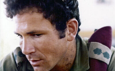 Yoni Netanyahu, peu avant sa mort à Entebbe en 1976. (Crédit : GPO, Wikimedia)