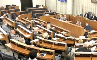 Le sénat polonais lors du débat controversé sur la restitution des biens. (Capture d'écran : Facebook)