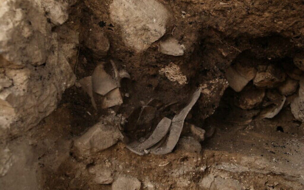 Vestiges de destruction découverts lors de fouilles précédentes sur les ruines du mur de l'époque du Premier Temple qui protégeait la partie orientale de Jérusalem. (Crédit : Eliyahu Yanai/ Archives de la Cité de David)