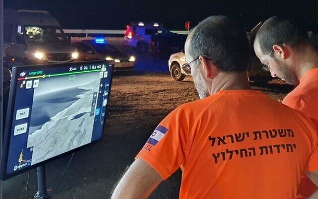 Les équipes de recherche et de sauvetage de la police utilisent un drone équipé d'une caméra thermique pour tenter de retrouver deux personnes emportées par les eaux de la mer Morte, le 23 juillet 2021 (Crédit : Police israélienne).