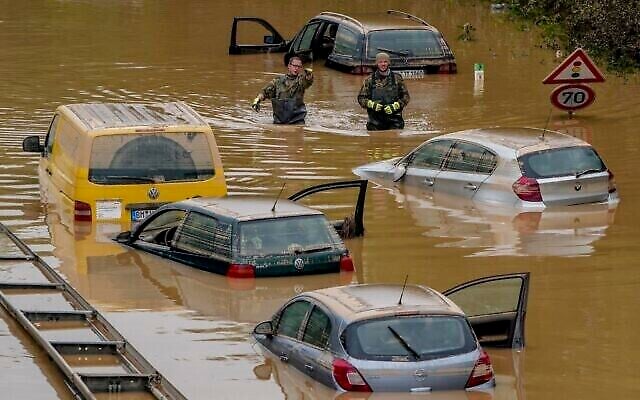 Des sauveteurs cherchent des victimes dans des voitures inondées sur une route à Erftstadt, en Allemagne, le 17 juillet 2021. (Crédit : APPhoto/Michael Probst) Des sauveteurs cherchent des victimes dans des voitures inondées sur une route à Erftstadt, en Allemagne, le 17 juillet 2021. (Crédit : APPhoto/Michael Probst)