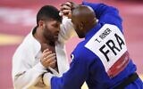 Le judoka français Teddy Riner affronte l'Israélien Or Sasson, aux Jeux olympiques de Tokyo 2020, le 30 juillet 2021. (Crédit : Comité olympique israélien)
