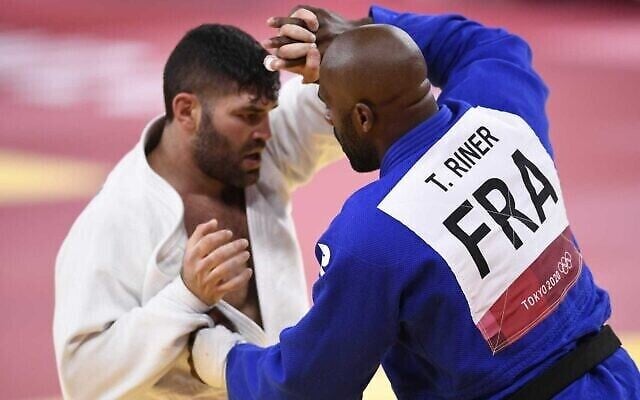 Le judoka français Teddy Riner affronte l'Israélien Or Sasson, aux Jeux olympiques de Tokyo 2020, le 30 juillet 2021. (Crédit : Comité olympique israélien) Le judoka français Teddy Riner affronte l'Israélien Or Sasson, aux Jeux olympiques de Tokyo 2020, le 30 juillet 2021. (Crédit : Comité olympique israélien)