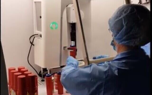 Le robot UniDose, développé par RescueDose, délivre des médicaments en médecine nucléaire. (Capture d'écran : YouTube)