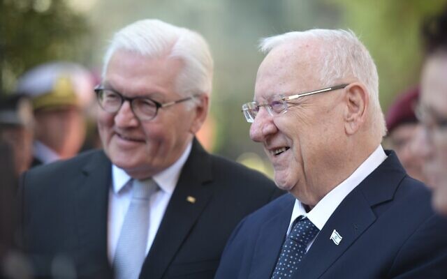 Le président Reuven Rivlin, à droite, accueille le président allemand Frank-Walter Steinmeier à la résidence du président de Jérusalem, le 1er juillet 2021. (Crédit : Kobi Gideon/GPO) Le président Reuven Rivlin, à droite, accueille le président allemand Frank-Walter Steinmeier à la résidence du président de Jérusalem, le 1er juillet 2021. (Crédit : Kobi Gideon/GPO)