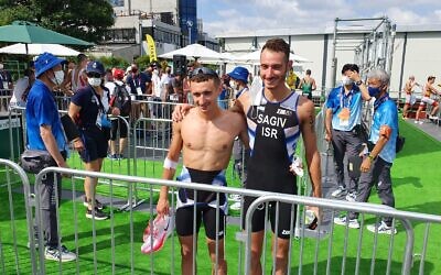 Les frères et triathlètes olympiques israéliens Ran (à gauche) et Shachar Sagiv, après le triathlon des Jeux de Tokyo, le 26 juillet2021. (Crédit : Comité olympique israélien)