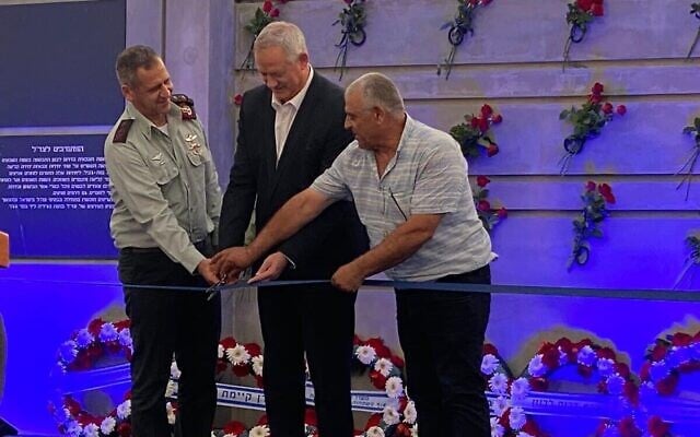 Le ministre de la Défense Benny Gantz (au centre) et le chef d'État-major Aviv Kohavi (à gauche) inaugurent un monument en mémoire des soldats de l'armée du sud-Liban tombés au combat, à Metulla, le 4 juillet 2021. (Crédit : Ariel Hermoni/ministère de la Défense) Le ministre de la Défense Benny Gantz (au centre) et le chef d'État-major Aviv Kohavi (à gauche) inaugurent un monument en mémoire des soldats de l'armée du sud-Liban tombés au combat, à Metulla, le 4 juillet 2021. (Crédit : Ariel Hermoni/ministère de la Défense)