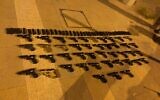 Des dizaines d'armes à feu saisies lors d'une opération de contrebande en provenance du Liban, le 10 juillet 2021. (Crédit : Tsahal)