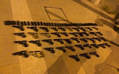 Des dizaines d'armes à feu saisies lors d'une opération de contrebande en provenance du Liban, le 10 juillet 2021. (Crédit : Tsahal)