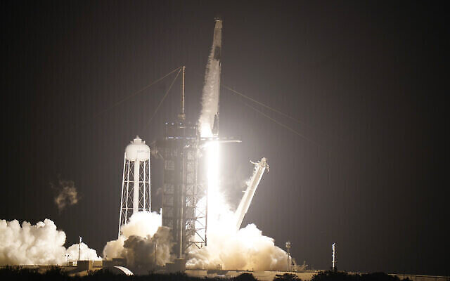 Une fusée Falcon9 de SpaceX, avec la capsule CrewDragon attachée, décolle du complexe de lancement 39-A du Centre spatial Kennedy, le 15 novembre 2020, à Cap Canaveral, en Floride. (Crédit : AP Photo/JohnRaoux) Une fusée Falcon9 de SpaceX, avec la capsule CrewDragon attachée, décolle du complexe de lancement 39-A du Centre spatial Kennedy, le 15 novembre 2020, à Cap Canaveral, en Floride. (Crédit : AP Photo/JohnRaoux)