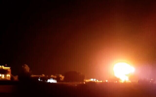 Illustration : Une boule de feu illumine le ciel nocturne au-dessus des bâtiments près de Khan Younès dans le sud de Gaza, alors que des avions de Tsahal frappent un site du Hamas dans l'enclave palestinienne, le 17 juin 2021. (Capture d'écran) Illustration : Une boule de feu illumine le ciel nocturne au-dessus des bâtiments près de Khan Younès dans le sud de Gaza, alors que des avions de Tsahal frappent un site du Hamas dans l'enclave palestinienne, le 17 juin 2021. (Capture d'écran)