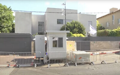 Un poste de sécurité aux abords de la résidence du Premier ministre Naftali Bennett à Raanana, dans le centre d'Israël, le 30 juin 2021. (Crédit: Capture d'écran : YouTube)
