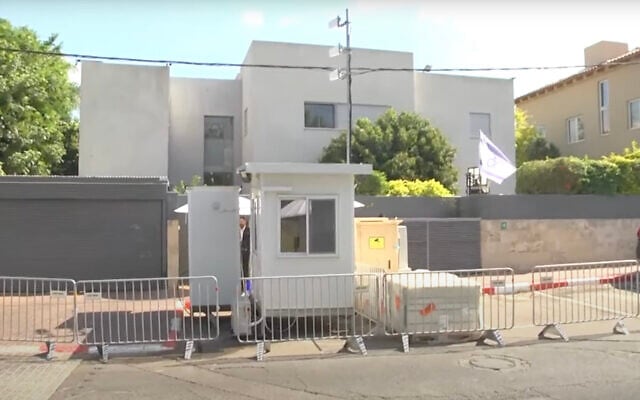 Un poste de sécurité aux abords de la résidence du Premier ministre Naftali Bennett à Raanana, dans le centre d'Israël, le 30 juin 2021. (Crédit: Capture d'écran : YouTube)