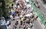 Des manifestants défilant à Téhéran, en Iran, le 26 juillet 2021. (Capture d'écran : Twitter)