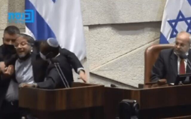 Le député du sionisme religieux Itamar Ben Gvir (G) a été retiré de force du podium de la Knesset et éjecté de la séance plénière après avoir traité le député de la Liste commune Ahmed Tibi (D) de "terroriste", le 26 juillet 2021. (Capture d'écran : Knesset Channel)