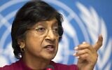 La Haut-Commissaire des Nations unies aux droits de l'homme, Navi Pillay, s'exprimant lors d'une conférence de presse au siège européen des Nations unies à Genève, en Suisse, le lundi 2 décembre 2013. (Crédit: AP/Keystone/Salvatore Di Nolfi)