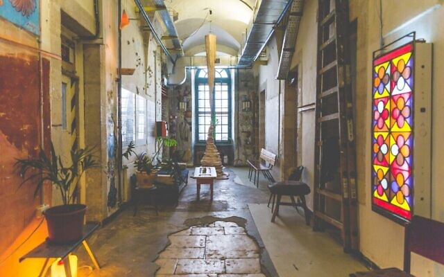 Le premier étage du collectif d'art HaMiffal. (Autorisation / Itamar Ginsburg)