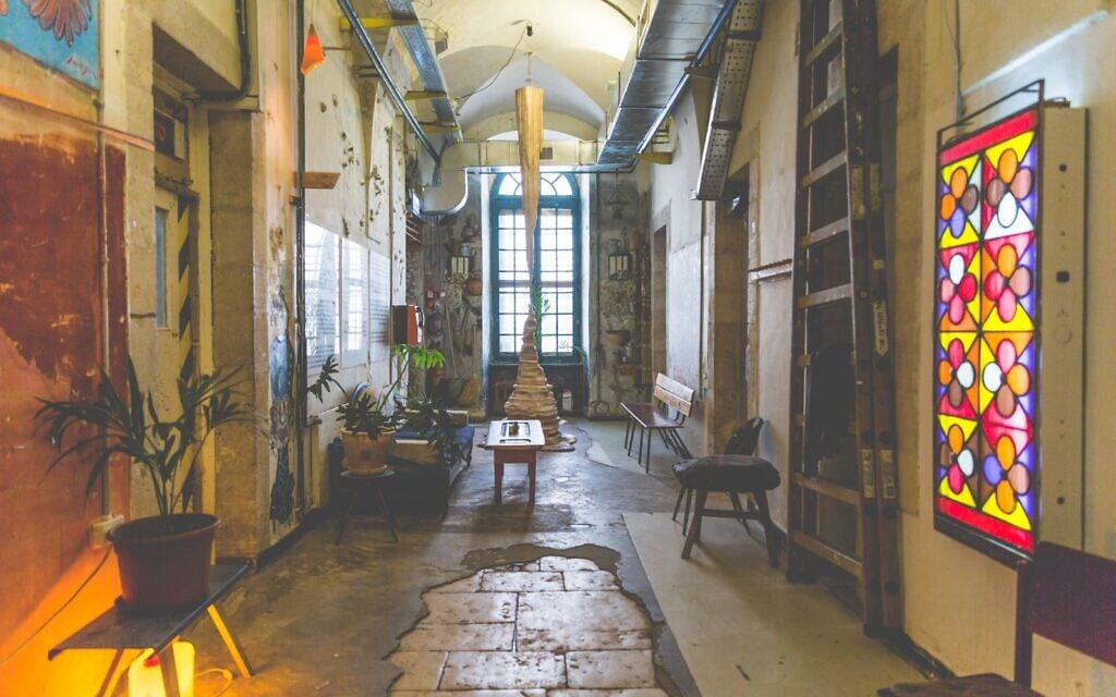 Le premier étage du collectif d'art HaMiffal. (Autorisation / Itamar Ginsburg)