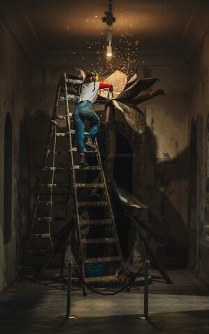 Un artiste travaillant sur une installation au collectif d'art HaMiffal à Jérusalem. (Autorisation / Itamar Ginsburg)