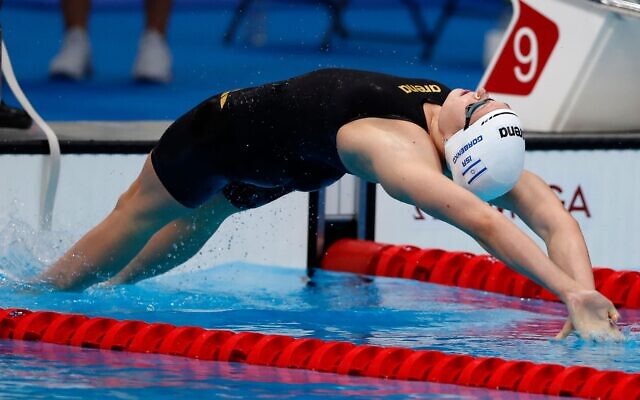La nageuse israélienne Anastasia Gorbenko pendant l'épreuve du 100 mètres dos aux Jeux olympiques de Tokyo, le 27 juillet 2021. (Crédit : Amit Shisel/Israel Olympic Committee) La nageuse israélienne Anastasia Gorbenko pendant l'épreuve du 100 mètres dos aux Jeux olympiques de Tokyo, le 27 juillet 2021. (Crédit : Amit Shisel/Israel Olympic Committee)