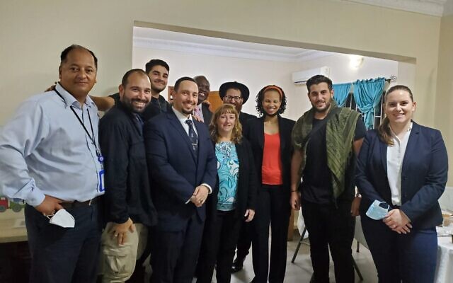 (De gauche à droite) L'ambassadeur adjoint de France au Nigeria Olivier Chatelais, David Benaym, Andrew Leibman, l'ambassadeur israélien par intérim au Nigeria Yotam Kreinman, l'attaché juridique de l'ambassade des États-Unis au Nigeria Ahmadi Uche, l'ambassadrice adjointe des États-Unis au Nigeria Kathleen FitzGibbon, le rabbin Chabad d'Abuja Mendy Sternbach ; le représentant des services aux citoyens américains au Nigeria, Rudy Rochman et Gabbi Kreinman posent pour une photo à Chabad Lubavitch à Abuja, au Nigeria, le 28 juillet 2021, après la libération de Leibman, Rochman et Benaym. (Autorisation) (De gauche à droite) L'ambassadeur adjoint de France au Nigeria Olivier Chatelais, David Benaym, Andrew Leibman, l'ambassadeur israélien par intérim au Nigeria Yotam Kreinman, l'attaché juridique de l'ambassade des États-Unis au Nigeria Ahmadi Uche, l'ambassadrice adjointe des États-Unis au Nigeria Kathleen FitzGibbon, le rabbin Chabad d'Abuja Mendy Sternbach ; le représentant des services aux citoyens américains au Nigeria, Rudy Rochman et Gabbi Kreinman posent pour une photo à Chabad Lubavitch à Abuja, au Nigeria, le 28 juillet 2021, après la libération de Leibman, Rochman et Benaym. (Autorisation)