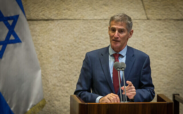 Le député du parti Meretz, Yair Golan, prend la parole lors d'une séance plénière de la Knesset, à Jérusalem, le 24 août 2020. (Crédit : Oren Ben Hakoon/POOL)